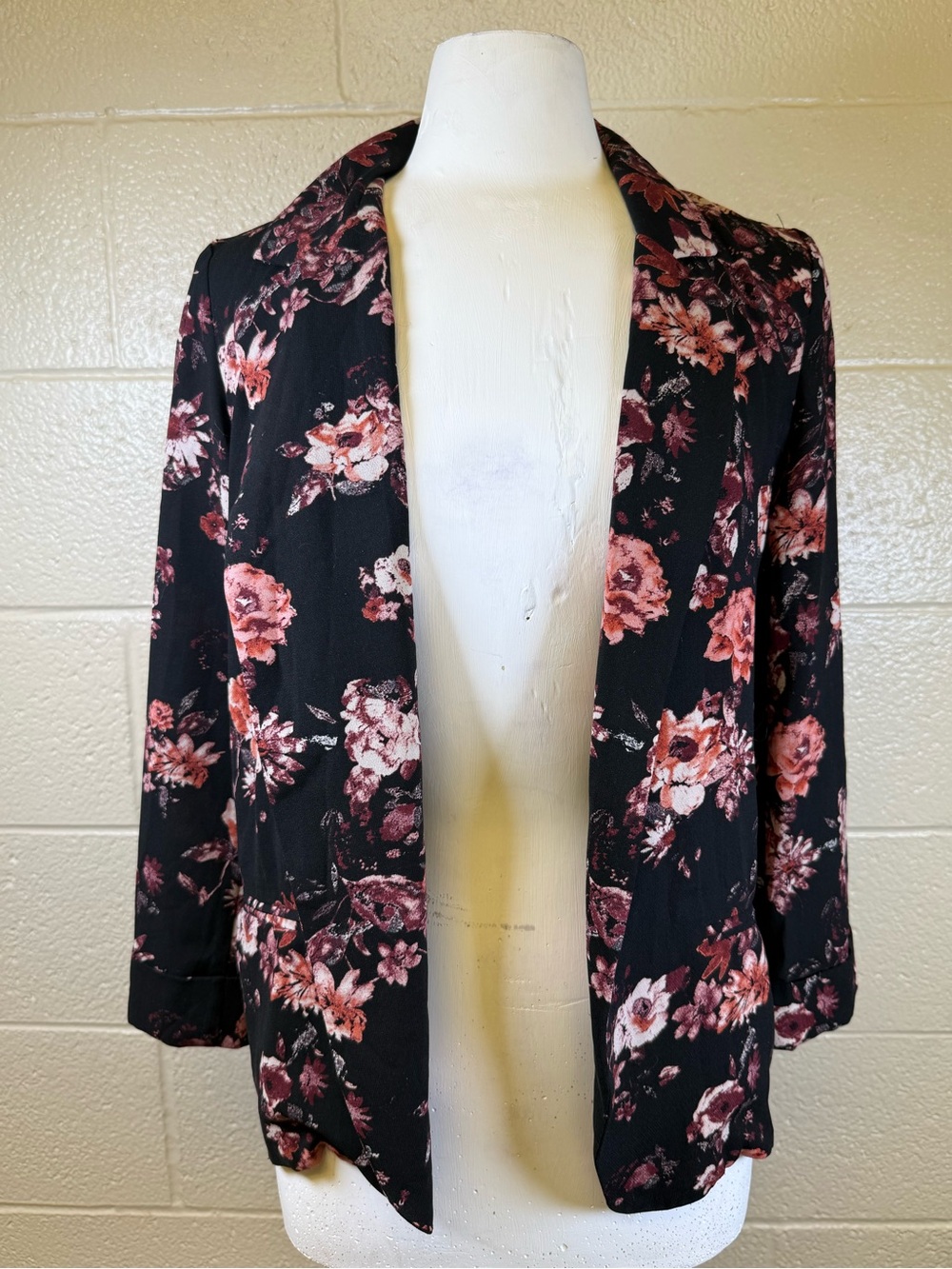 La Hearts Black Open-Front Blazer with Pink Floral